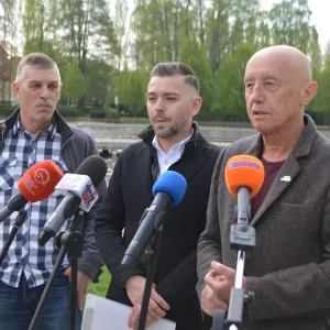 Od prawej: burmistrz Szczecinka Jerzy Hardie-Douglas, dyrektor SAPiK Marcin Maziakowski i szef OSiR Janusz Sienkiewicz zapraszają na imprezy plenerowe