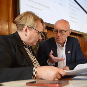 Burmistrz Jerzy Hardie-Douglas w rozmowie z wiceburmistrz Beatą Pszczołą-Bryńską