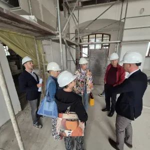 Wizyta władz Szczecinka i SAPiK w remontowanym dworcu