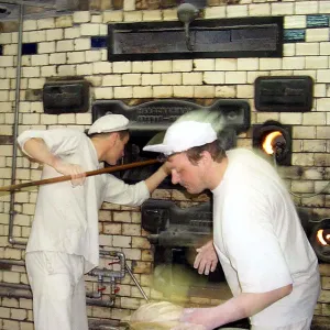 Rok 2001, wypiekanie chleba w piekarni przy ulicy Lipowej 