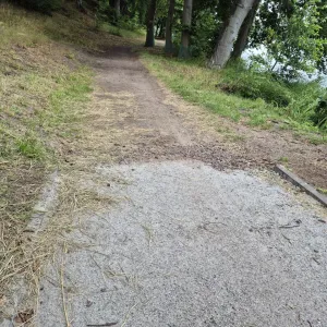 W tym miejscu na wysokości osiedla Świątki zaczyna się remontowana alejka parkowa