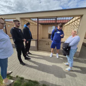Wiceburmistrz Beata Pszczoła-Brzyska z Poczciwymi Chłopakami i Medusą w szczecineckim schronisku 