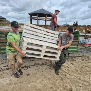 Ostatnie, piątkowe przygotowania do uruchomienia plaży w nowej odsłonie