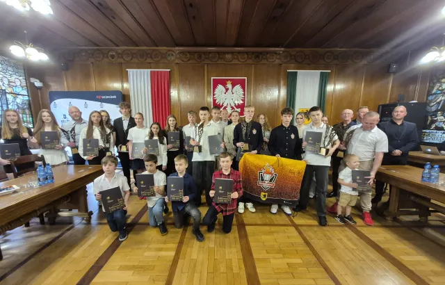Pamiątkowe zdjęcie nagrodzonych 