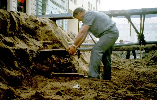 Fot. Muzeum Regionalne Prace ziemne w roku 1997 przy ulicy Boh. Warszawy, widać drewniane bele stanowiące nawierzchnię dawnej ulicy