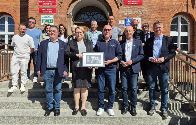 Wspólne zdjęcie z francuską delegacją - od lewej wicemer, wiceburmistrz Beata Pszczoła-Bryńska, mer Alain Roger, burmistrz Jerzy Hardie-Douglas, wiceburmistrz Maciej Makselon