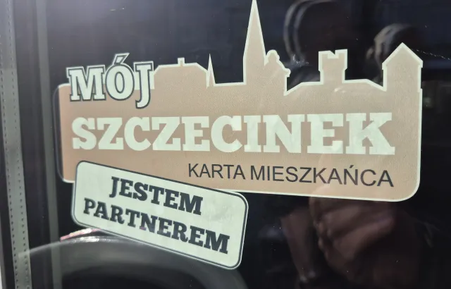 Punkty Partnerów Karty Mieszkańca są oznakowane specjalnymi nalepkami 