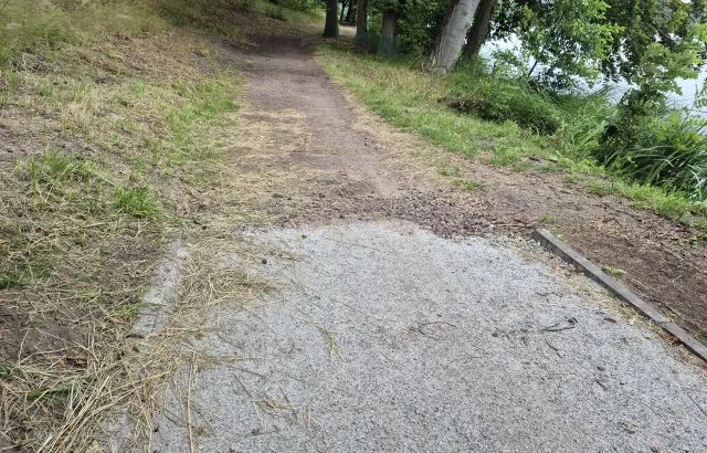 W tym miejscu na wysokości osiedla Świątki zaczyna się remontowana alejka parkowa