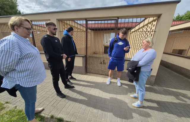 Wiceburmistrz Beata Pszczoła-Brzyska z Poczciwymi Chłopakami i Medusą w szczecineckim schronisku 