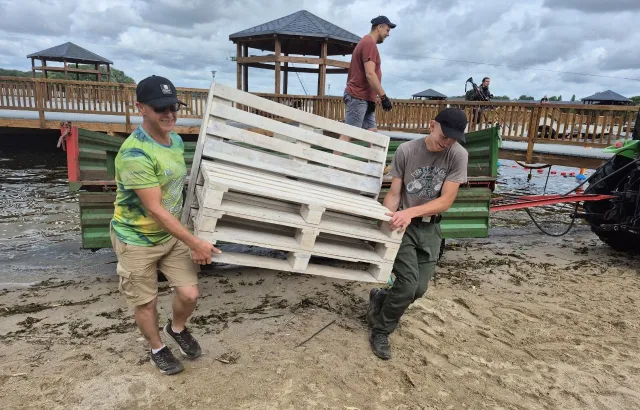 Ostatnie, piątkowe przygotowania do uruchomienia plaży w nowej odsłonie