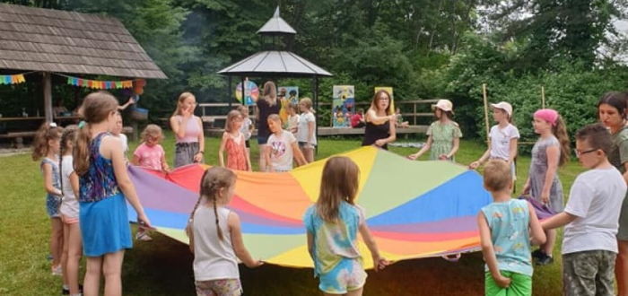 dzieci bawiące się kolorową chustą