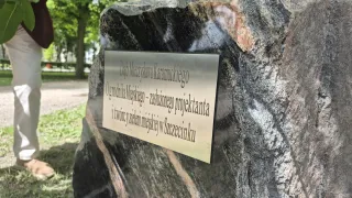 Napis na kamieniu Mieczysława Karamuckiego 