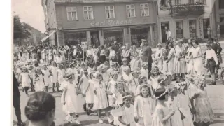 Fot. archiwum Dzień dziecka w międzywojennym Szczecinku - przemarsz przez plac przed ratuszem