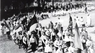 Fot. archiwum Przemarsz dzieci w przedwojennym na dworzec kolejowy, aby pojechać na festyn do Czarnoboru