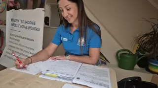 Magdalena Kocik podczas badań przesiewowych dba o dokumentację