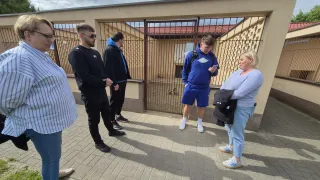 Wiceburmistrz Szczecinka Beata Pszczoła-Bryńska (z lewej) oprowadzała gości po schronisku