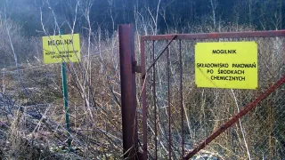 Rok 2001, operacja usuwania chemikaliów z mogilnika w Kwieciszewie
