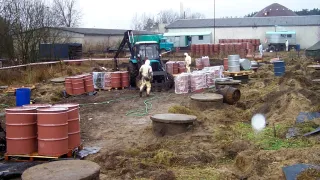 Rok 2001, operacja usuwania chemikaliów z mogilnika w Kwieciszewie
