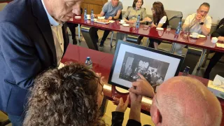 Burmistrz Jerzy Hardie-Douglas przekazał merowi Noyelles zdjęcie z podpisania umowy sprzed ponad 40 lat