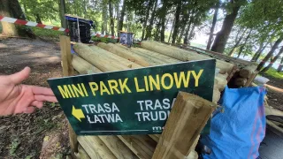 Prace przy montażu parku linowego na Mysiej Wyspie