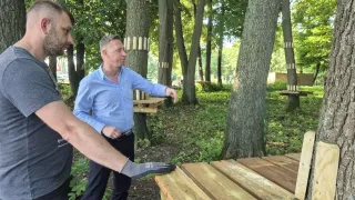 Wiceburmistrz Maciej Makselon (z prawej) sprawdza postęp prac przy parku linowym
