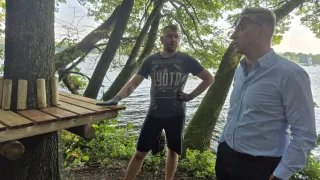 Wiceburmistrz Maciej Makselon (z lewej) sprawdza postęp prac przy parku linowym