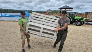 Ostatnie, piątkowe przygotowania do uruchomienia plaży w nowej odsłonie