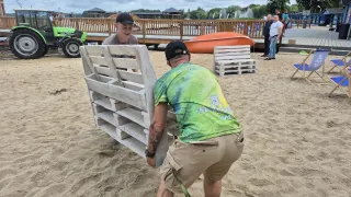 Ostatnie, piątkowe przygotowania do uruchomienia plaży w nowej odsłonie