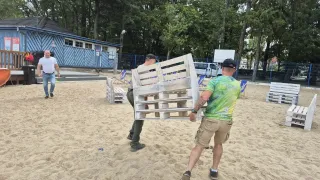 Ostatnie, piątkowe przygotowania do uruchomienia plaży w nowej odsłonie