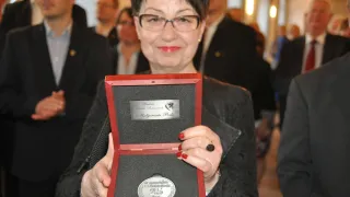 Radna Małgorzata Bała z medalem 25-lecia samorządu 