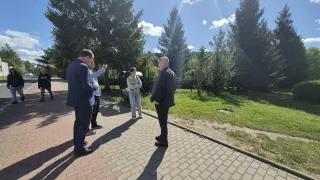 Radni przed SP5 analizowali możliwość urządzenia podjazdu dla aut dowożących uczniów