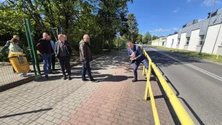 Radni przed SP5 analizowali możliwość urządzenia podjazdu dla aut dowożących uczniów