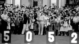 Fot. UM Szczecinek Dogrywka turnieju miast w roku 1985, kręgle strąca Feliks Kuchniak, ówczesny przewodniczący Miejskiej Rady Narodowej w Szczecinku