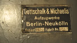 Tabliczka znamionowa windy w szczecineckim spichlerzu 