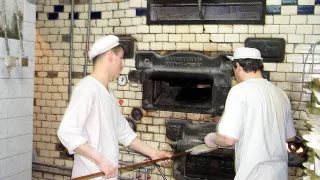 Rok 2001, wypiekanie chleba w piekarni przy ulicy Lipowej 