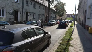 Ulica Zielona - z uwagi na parkujące tu samochody nie zawsze udaje się przejechać bezproblemowo